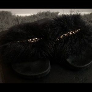Black accessible fur slides!